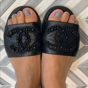 CHANEL beaded slides - Black